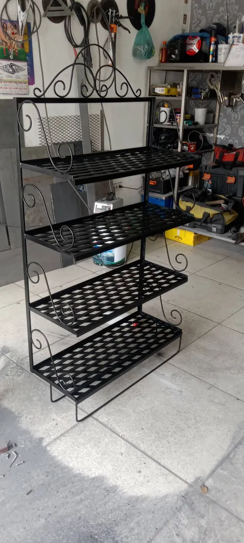 Trabajo de balconería: EstanteBaño